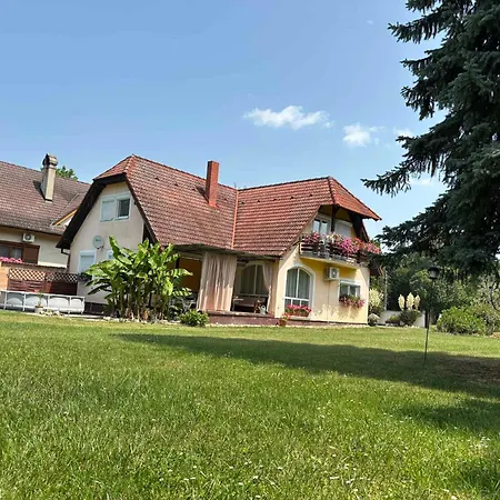 In Balatonbereny/balaton 18047 Apartamento